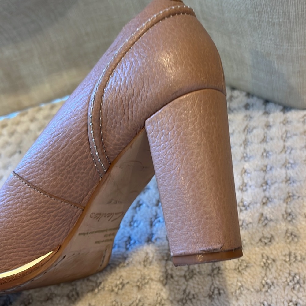 Clarks- Light Beige - Picture 6 of 8
